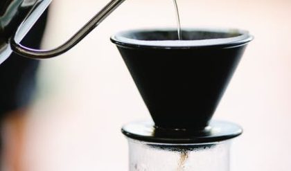 Latte bubbles make coffee spill less