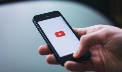Hur man sätter en YouTubevideo på Repeat på dator eller mobil