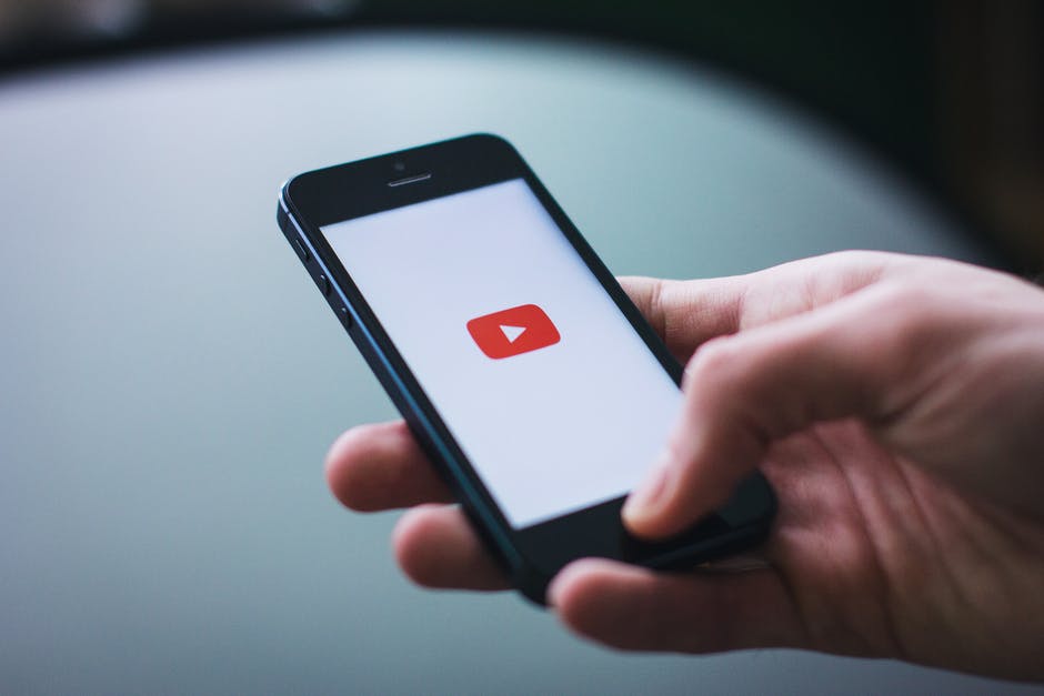 Hur man sätter en YouTubevideo på Repeat på dator eller mobil